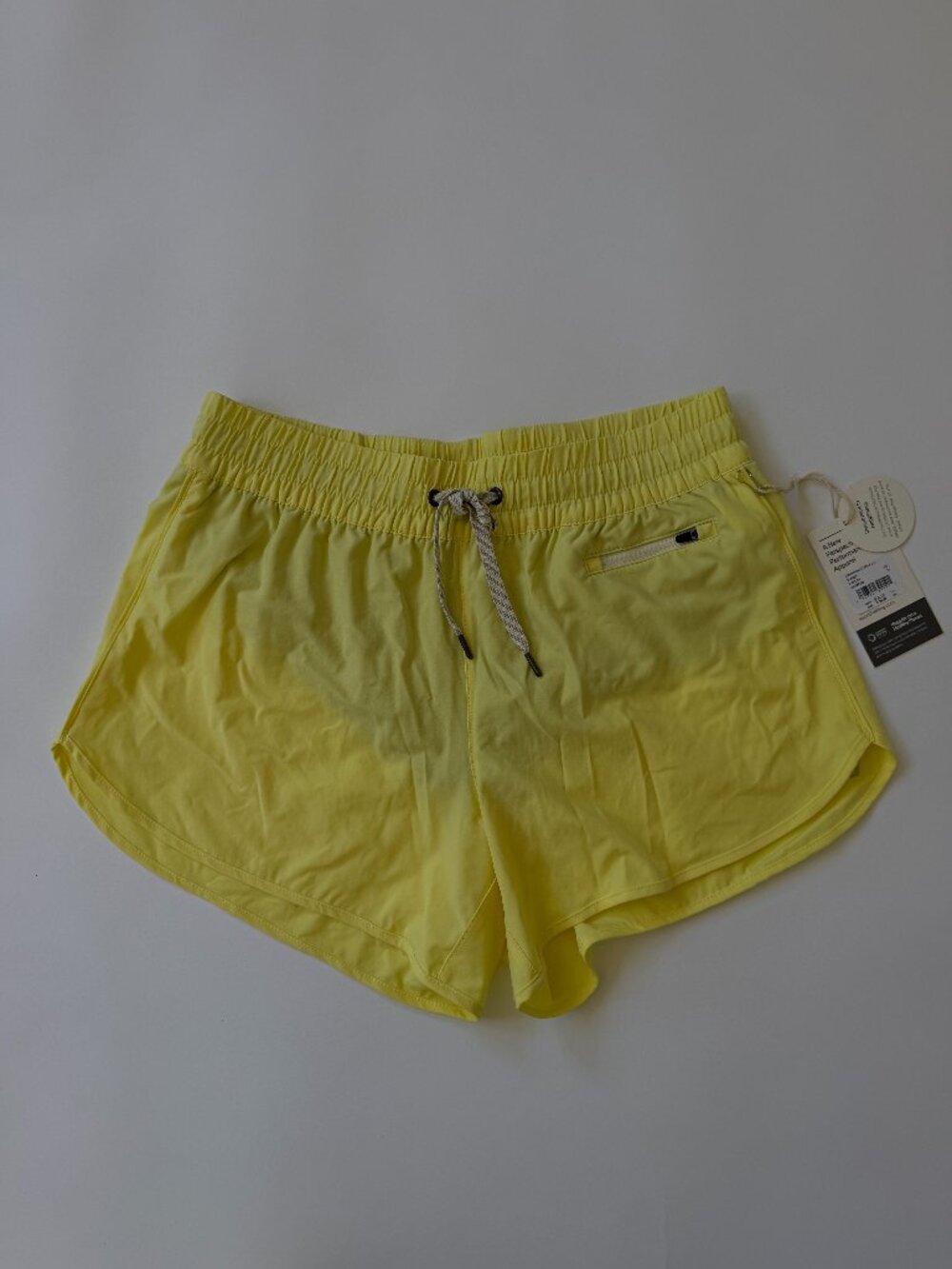 NWT Vuori Clementine 4" Short, Yellow size Medium